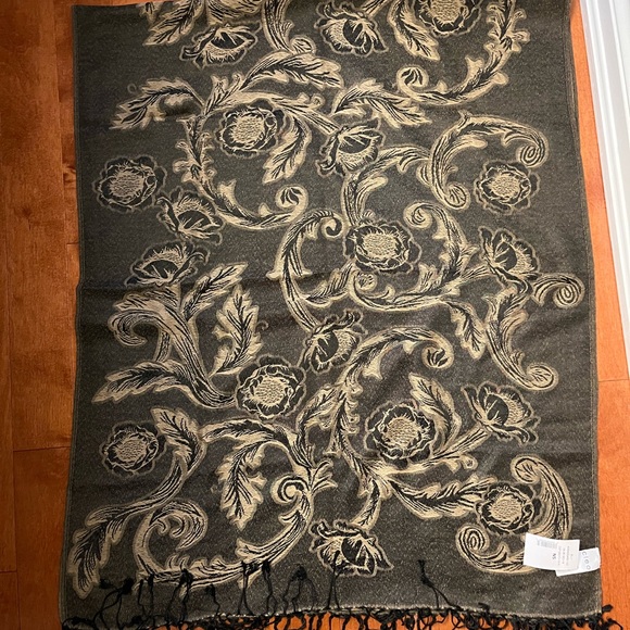 Cleo Scarf - Picture 3 of 7